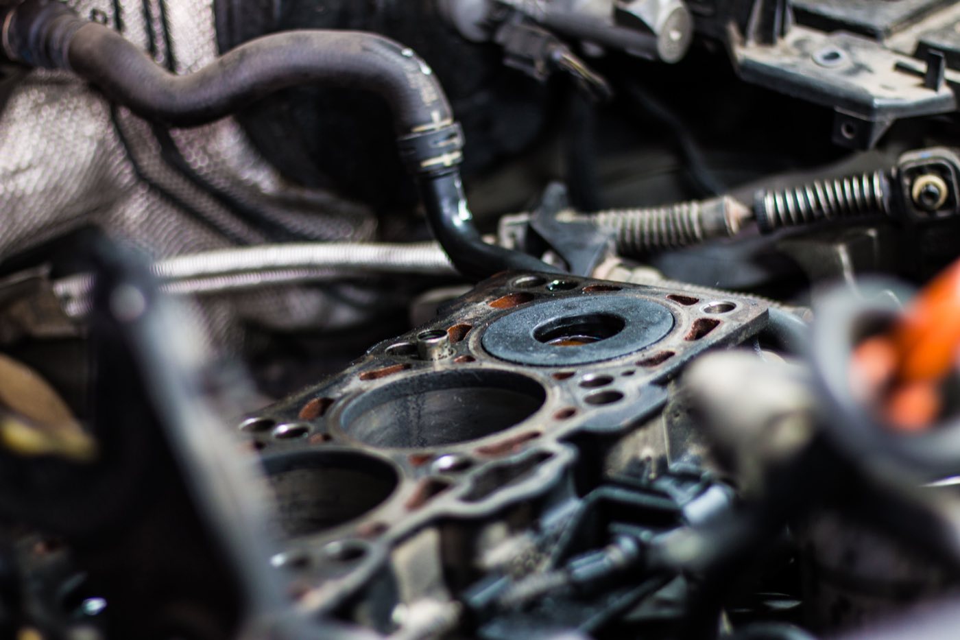 Bloque de un motor con la junta de culata a la vista durante una reparación