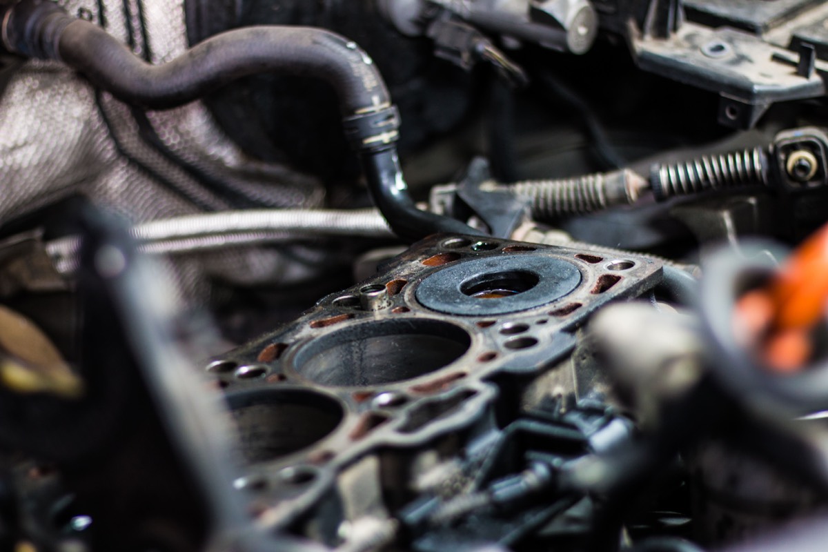 Bloque de un motor con la junta de culata a la vista durante una reparación