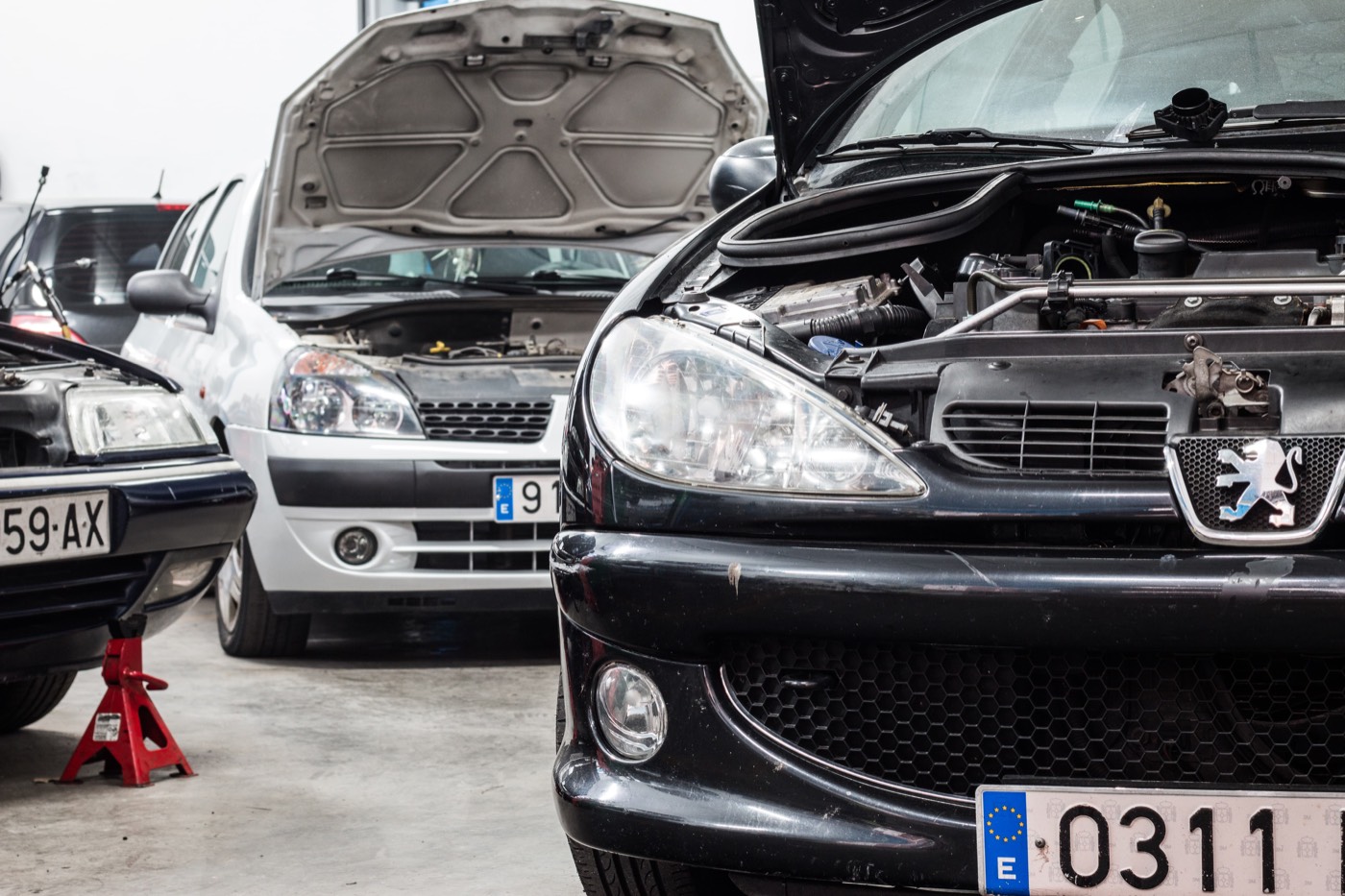 Coches con el capó abierto en reparación en El Taller, taller mecánico de Plasencia
