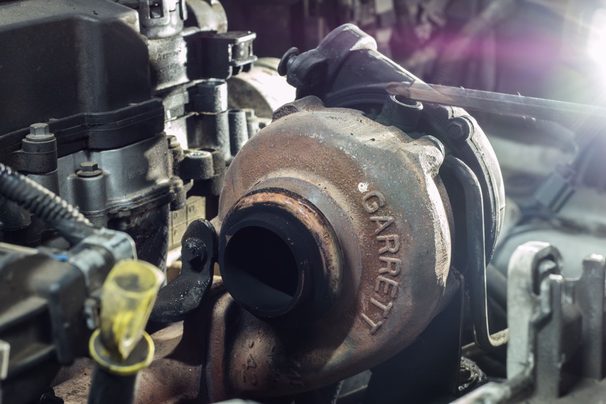 Turbo Garrett montado en el motor durante su revisión y sustitución en el taller